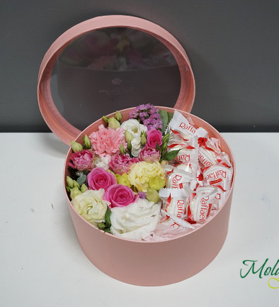 Коробка с розовыми розами, эустомой и Raffaello Фото 394x433